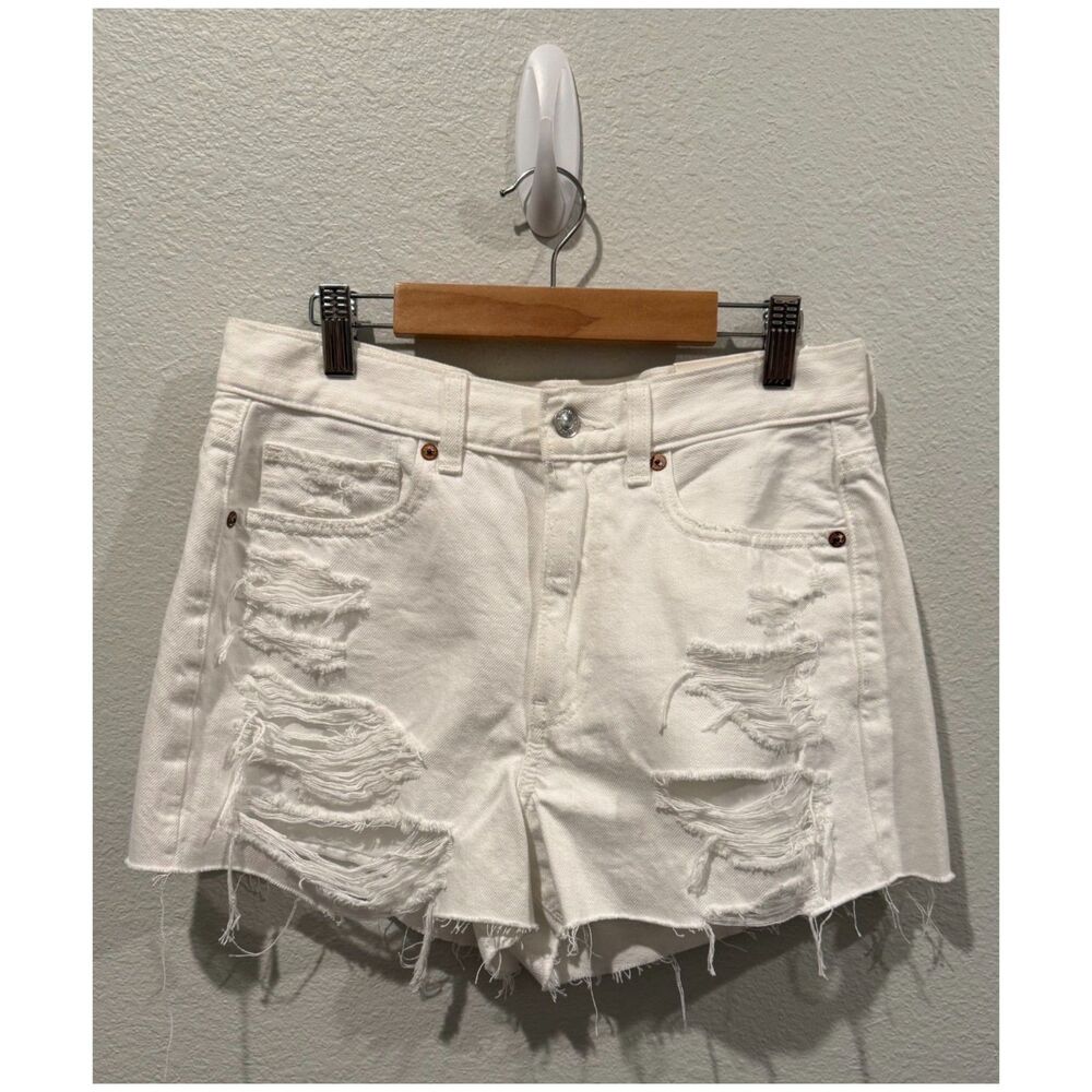 AMERICAN EAGLE Disstressed White Mom Short